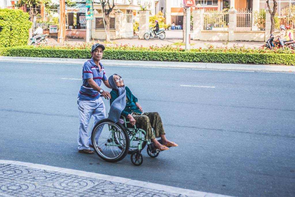 4-tips-for-businesses-trying-to-support-employees-who-are-in-a-caregiving-role 4-tips-for-businesses-trying-to-support-employees-who-are-in-a-caregiving-role