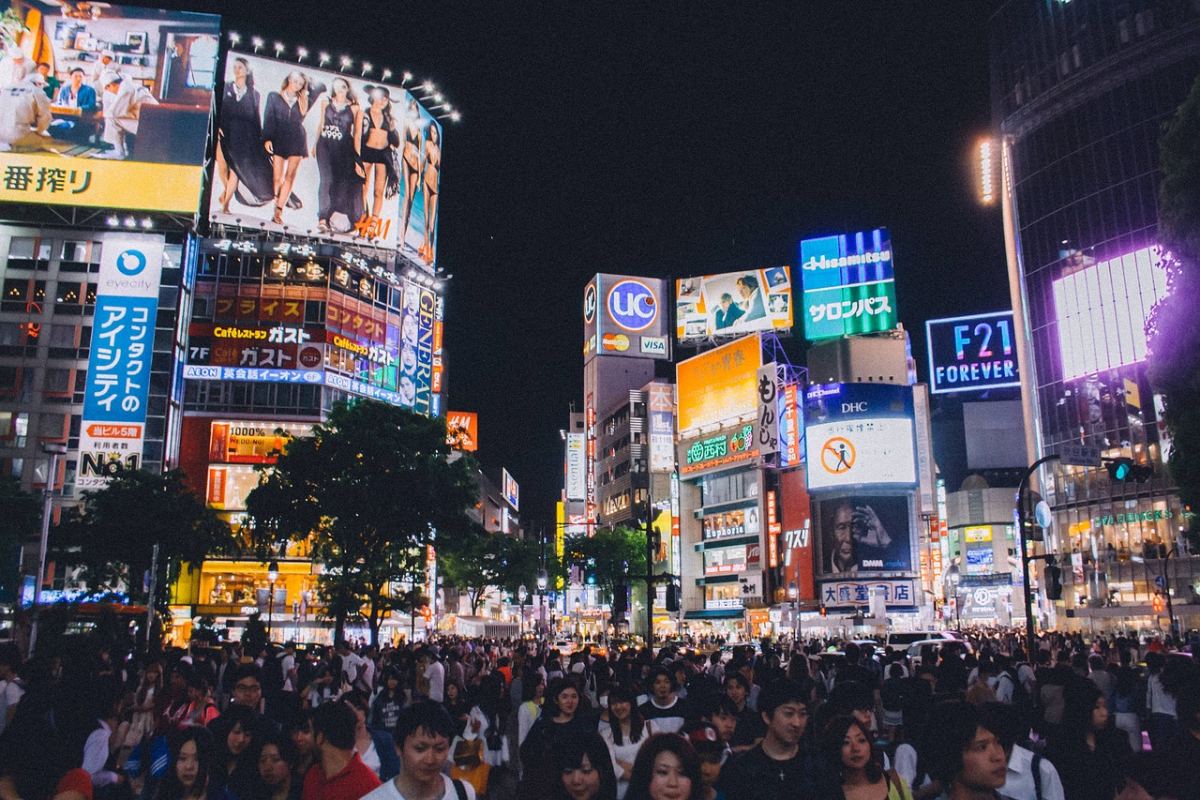 Turning Data into Dollars: Navigating the Shift with Data-Driven Insights and Results-Driven Creatives Turning Data into Dollars: Navigating the Shift with Data-Driven Insights and Results-Driven Creatives