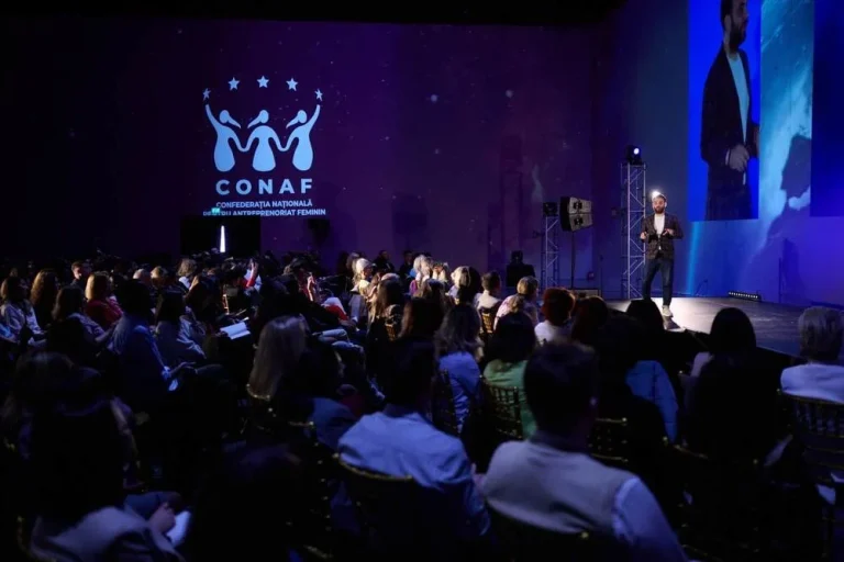 An audience at a CONAF event for women entrepreneurs