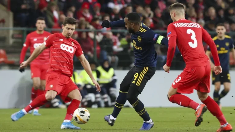 Standard Liège players in a soccer match